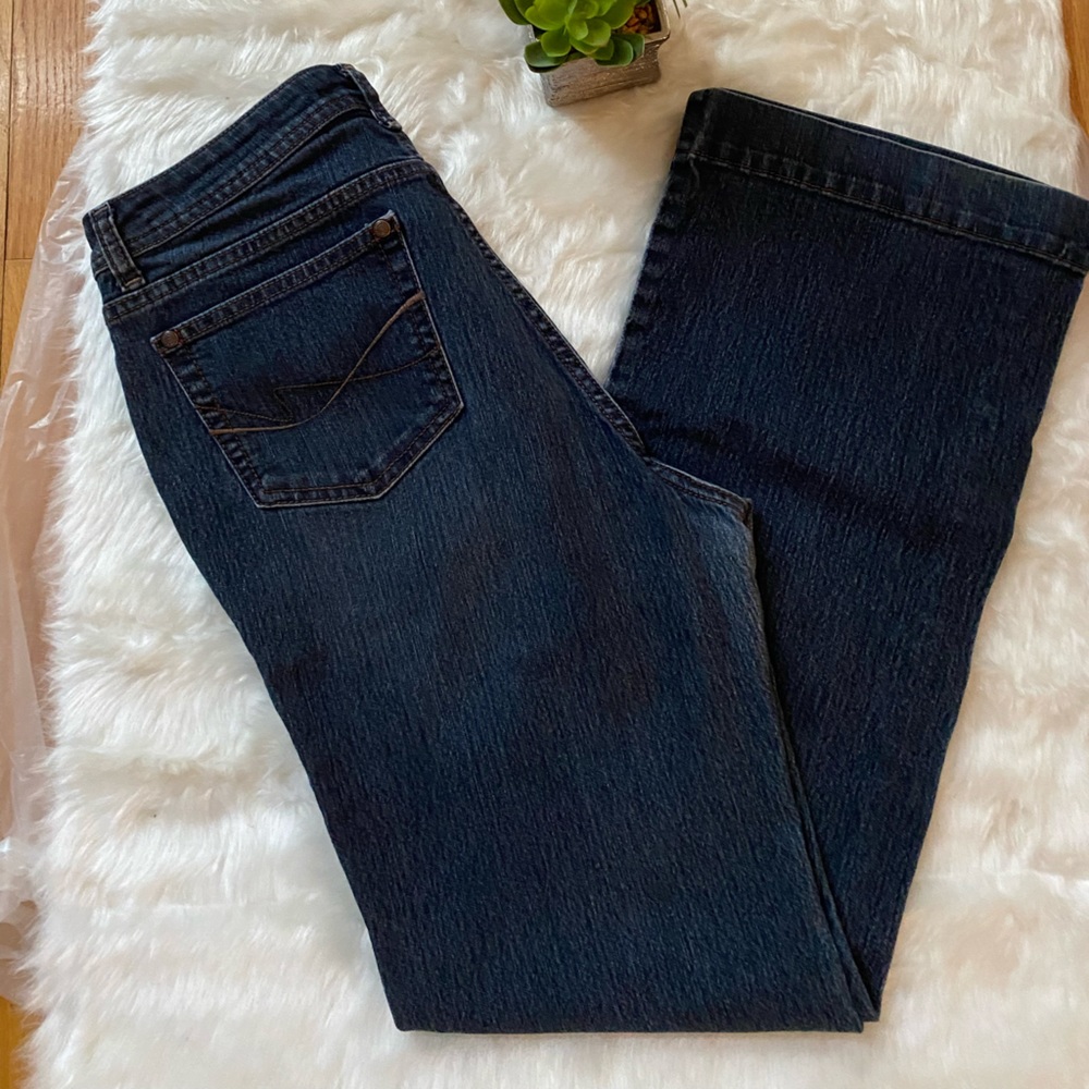 Stretching blue jeans